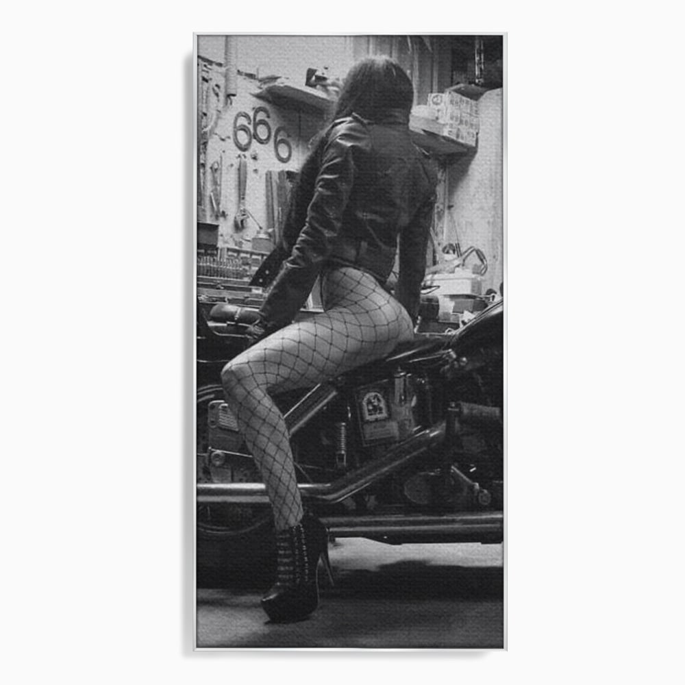 Tablou canvas cu tablou canvas cu femeie pe motocicleta, in rama de aluminiu argintiu